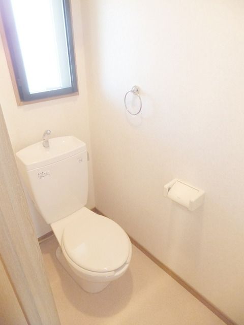 トイレ　★窓付きで換気も良好です★