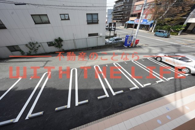 駐車場　駐車場があるので、車を買う予定の方も安心です