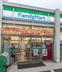 コンビニ　ファミリーマート港南四丁目店（コンビニ）まで579m
