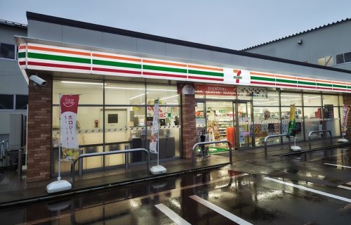 コンビニ　セブンイレブン長岡高見町店（コンビニ）まで301m