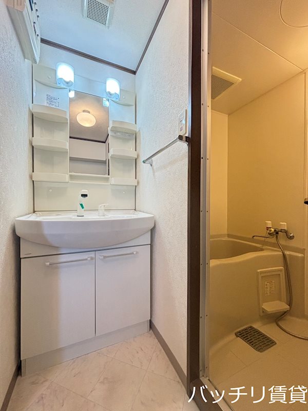洗面設備　同マンション別部屋写真のため、現状優先。