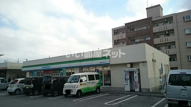コンビニ　沖縄ファミリーマート 真嘉比中央店（コンビニ）まで563m