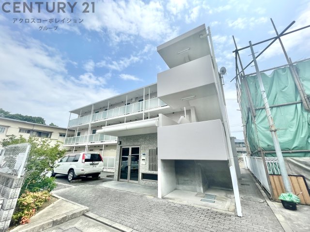 建物外観　オートロックで外部の人間が簡単に出入りできないため安心です。