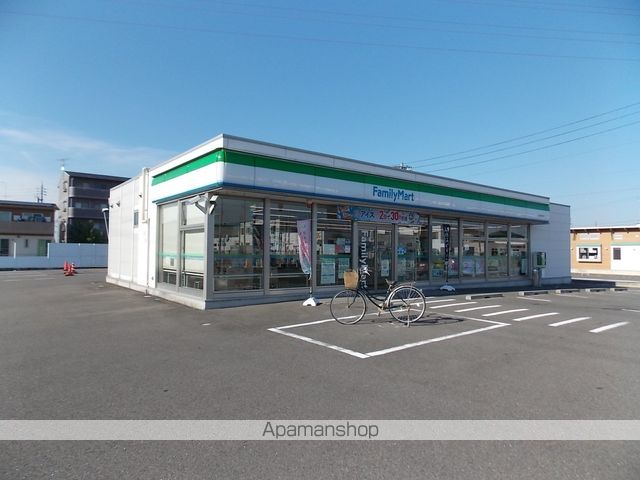 コンビニ　ファミリーマート（コンビニ）まで335m