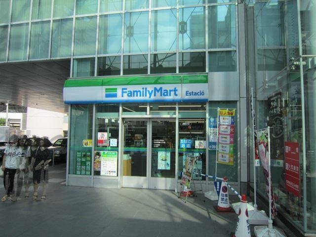 コンビニ　ファミリーマート名鉄岐阜駅イクト店（コンビニ）まで142m