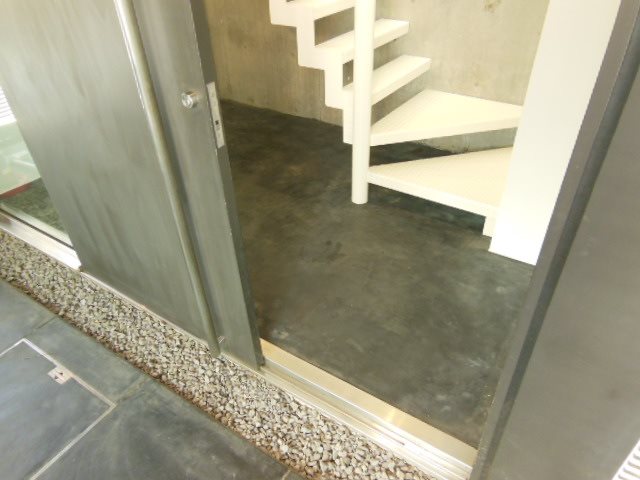 玄関　同建物同号室の室内写真です。(106号室)