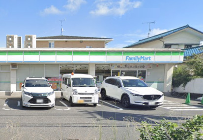 コンビニ　ファミリーマート（コンビニ）まで747m