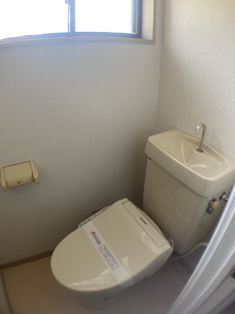 トイレ　※補修前の参考画像の為、設備等は現況優先。