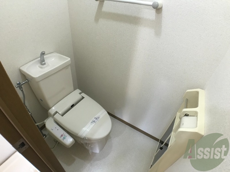 トイレ　トイレはウォシュレット機能付きです。安心して使用できますね。