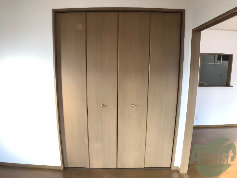 収納　洋室にあるクローゼットです。両開きになっています。