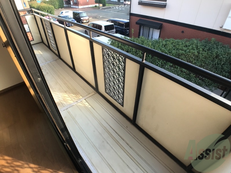 バルコニー　バルコニーは南向きです。暖かい日差しが望めそうですね。