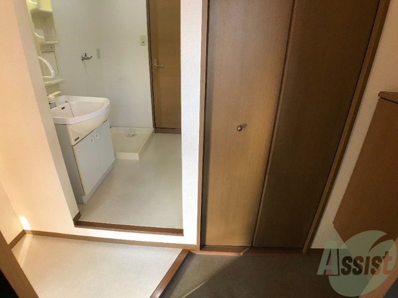 玄関　玄関からの様子です。すぐ部屋が見えないのは安心ですね。