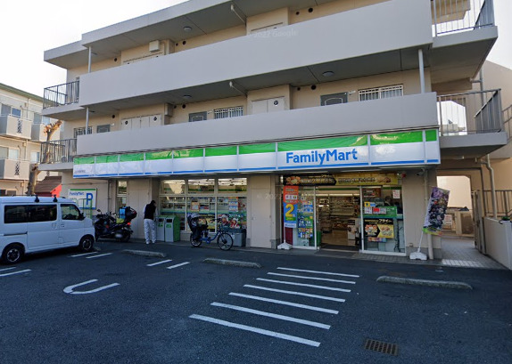 コンビニ　ファミリーマート（コンビニ）まで437m