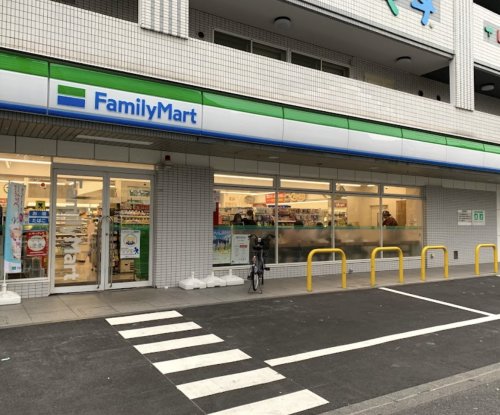コンビニ　ファミリーマート 中野早稲田通り店（コンビニ）まで75m