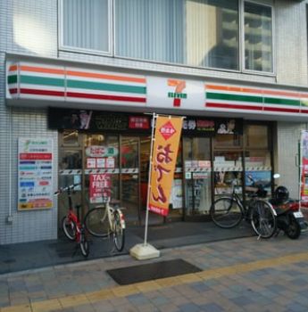 コンビニ　セブンイレブン新宿大久保1丁目店（コンビニ）まで225m