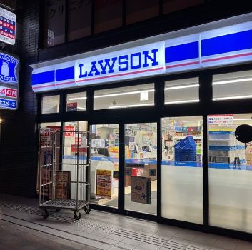 コンビニ　ローソン東新宿明治通店（コンビニ）まで372m