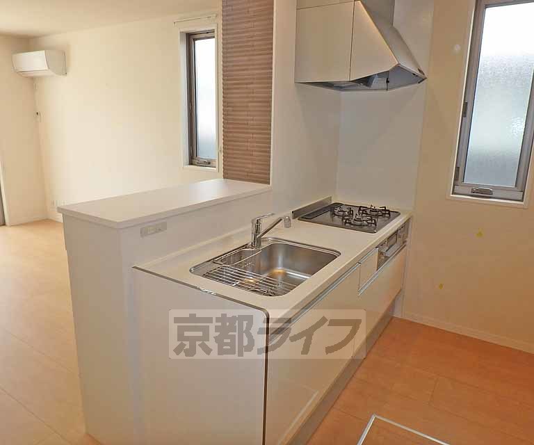 キッチン　壁に向かわず炊事ができます