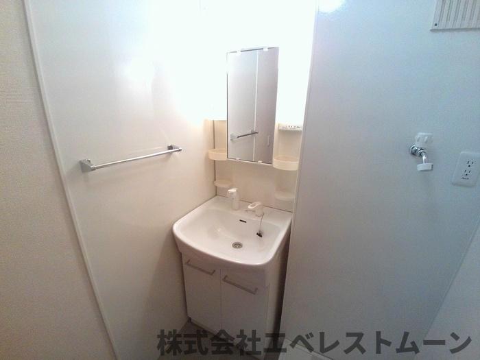 洗面設備　独立洗面台あり、毎朝おしゃれに忙しい女性の方におすすめです