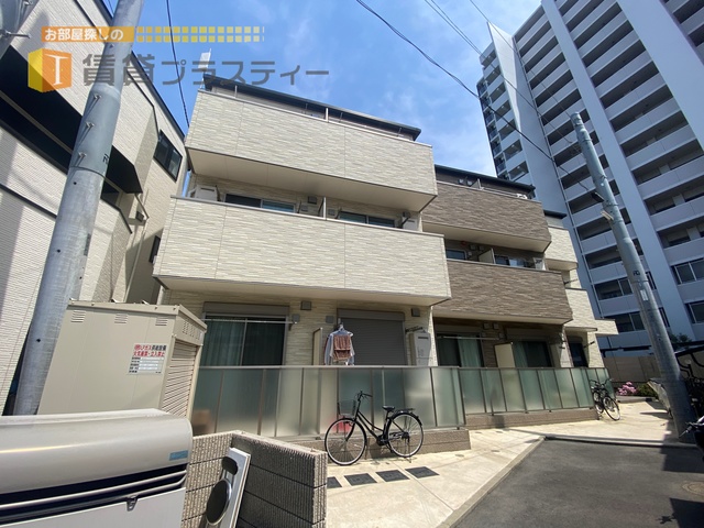建物外観　道奥に隠れ家の様に佇んでいます。。