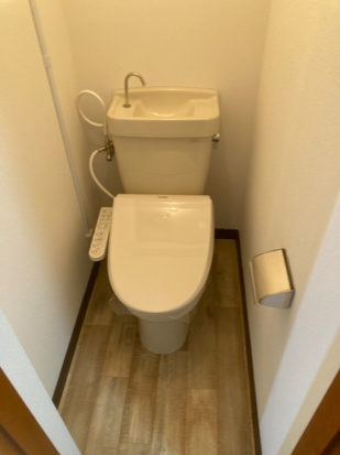 トイレ　落ち着いた色調のトイレです