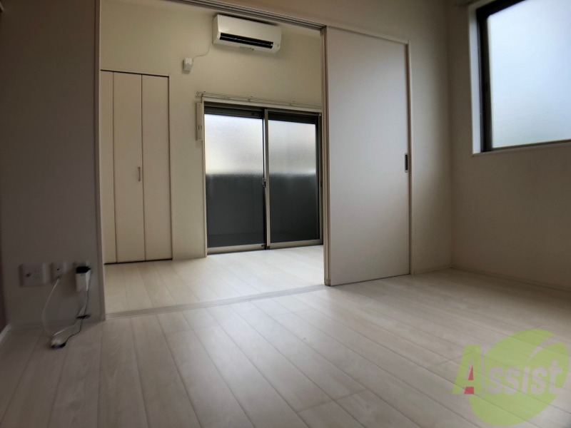 居室・リビング　角部屋なので陽当たりが良く、広々として過ごしやすそうです