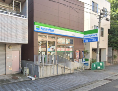 コンビニ　ファミリーマート 蒔田駅前店（コンビニ）まで19m