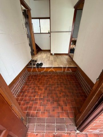 守谷市百合ヶ丘2丁目戸建の玄関写真