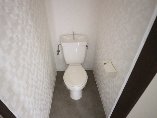 近鉄奈良線 学園前駅 徒歩8分 2階建 築34年のトイレ写真