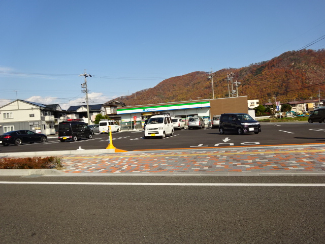コンビニ　ファミリーマート 千曲中央店（コンビニ）まで283m