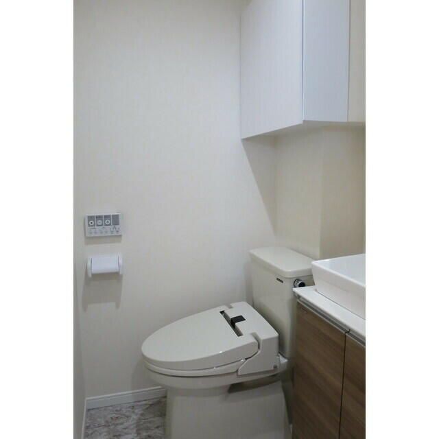 東急東横線 都立大学駅 徒歩7分 2階建 築8年のトイレ写真