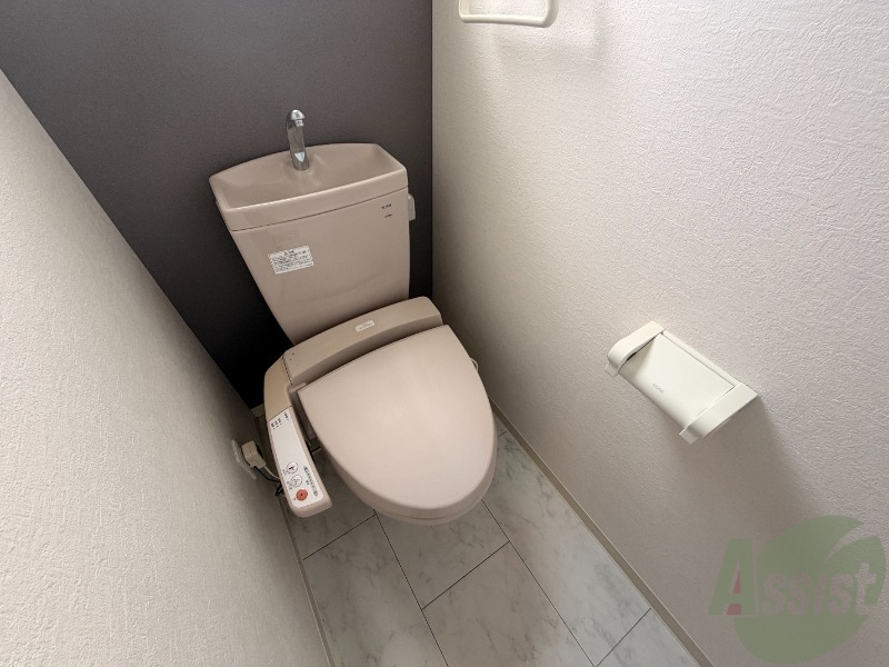 トイレ　トイレは温水洗浄便座です。シンプルな雰囲気になっています。