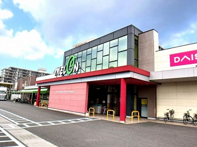 スーパー　サンライフ　メロン（スーパー）まで700m