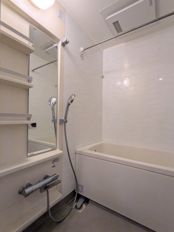 バス・シャワールーム　落ち着いた空間のお風呂です