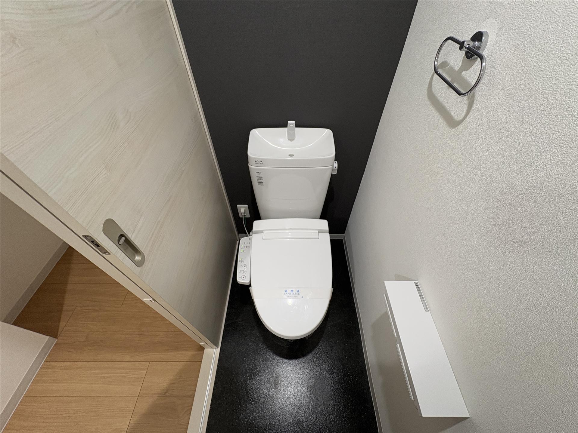 トイレ　小物が置けるトイレットペーパーホルダー付きです