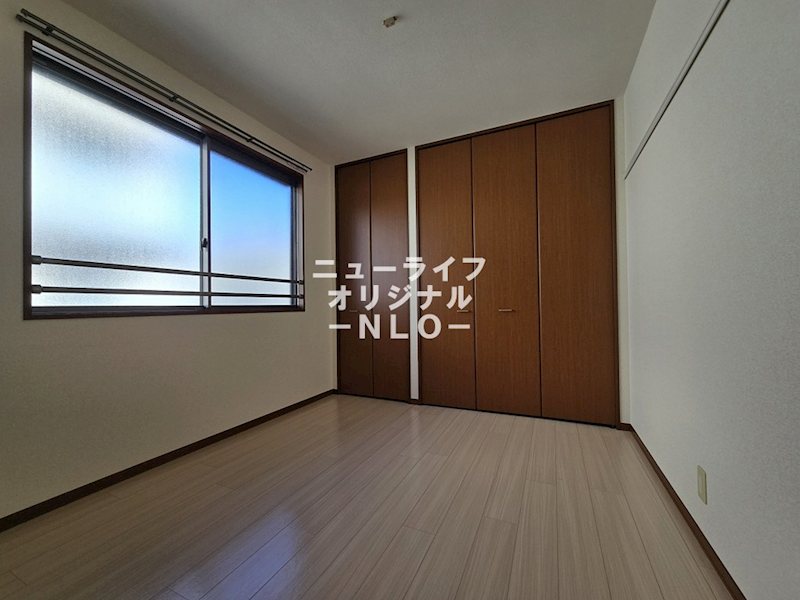 その他　天井の高さを活かした収納付きの4.9帖洋室です☆