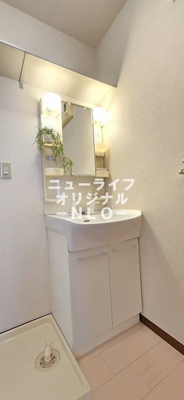 洗面設備　シャワーノズル付で身支度も、洗面台回りのお掃除もラクチン☆