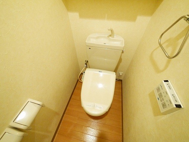 トイレ　収納棚もあって便利ですよ