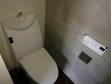 トイレ　温水洗浄便座。