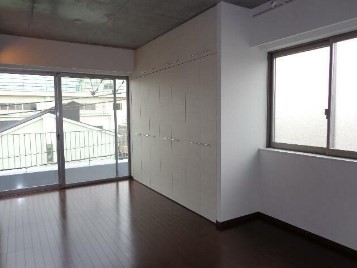 居室・リビング　12.2帖のきれいな洋室。
