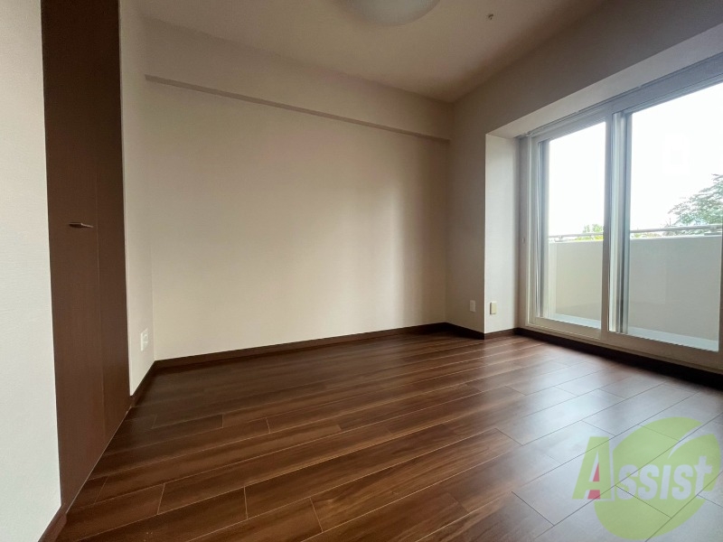 その他部屋・スペース　寝室はこちらです。光が差し込む、温かみのあるお部屋です。