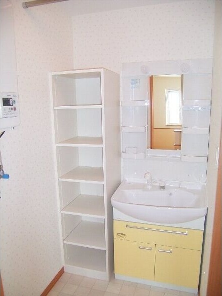 洗面設備　独立洗面台あり、毎朝おしゃれに忙しい女性の方におすすめです