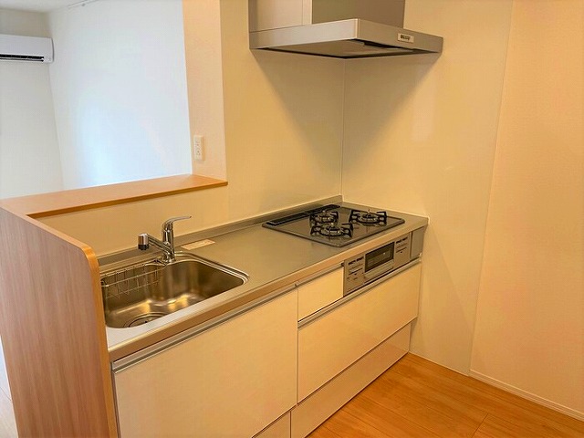 キッチン　3口グリル付の対面式システムキッチンです。