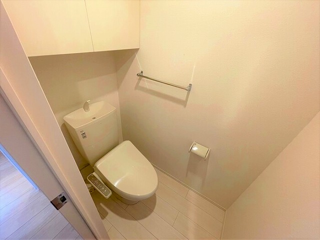 トイレ　温水洗浄暖房便座付のトイレです。