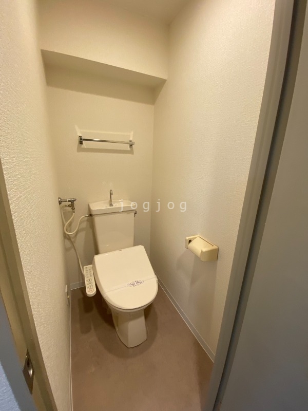 トイレ　嬉しい温水洗浄便座付きのトイレです。