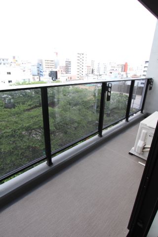バルコニー　お洗濯にも便利なバルコニー付き