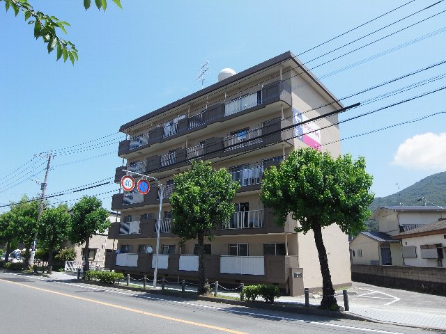 西彼杵郡長与町嬉里郷のマンションの建物外観