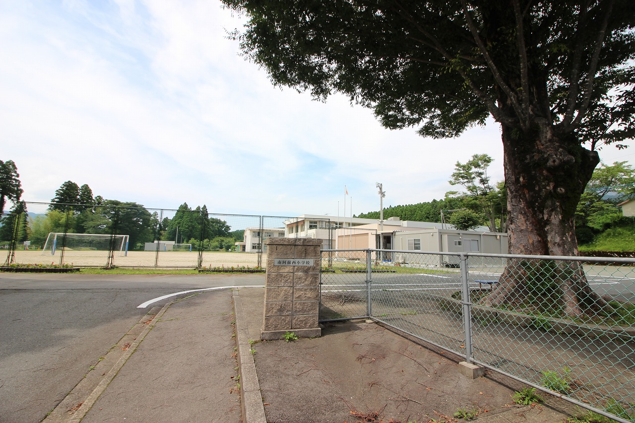小学校　南阿蘇村立南阿蘇西小学校（小学校）まで641m