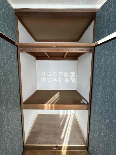 収納　間口・奥行きもある収納。床板も新しく貼り替え済みです☆