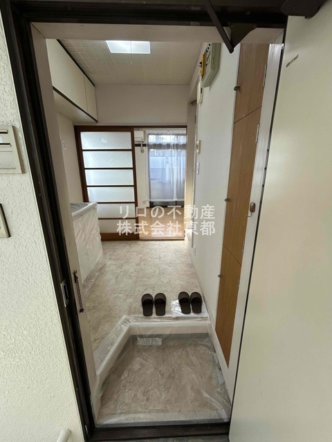 玄関　玄関には下駄箱があるのでスッキリとした空間を保てます