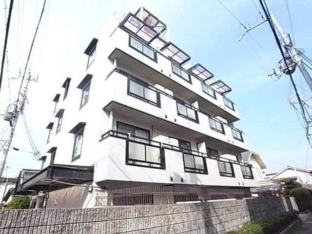 【奈良市富雄北のマンションの建物外観】